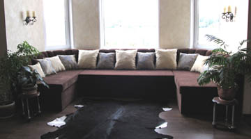 Эркерный диван для гостиной